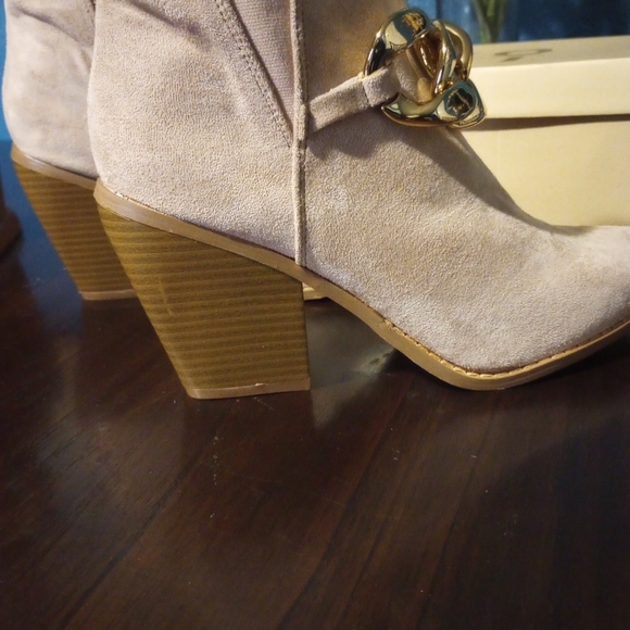 NWB YOKI Fashion Vella-75 Nude Gold Chain Suede Western Ankle Boots Size 10 - Picture 10 of 11